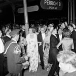 854192 Afbeelding van de aankomst van de Wageningse studenten op het N.S.-station Nijmegen, na een rit met een extra ...
